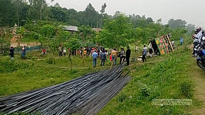 টাঙ্গাইলে নিহতরা পেশায় হকার, ঈদে বাড়ি ফিরতে উঠেছিলেন রডের ট্রাকে