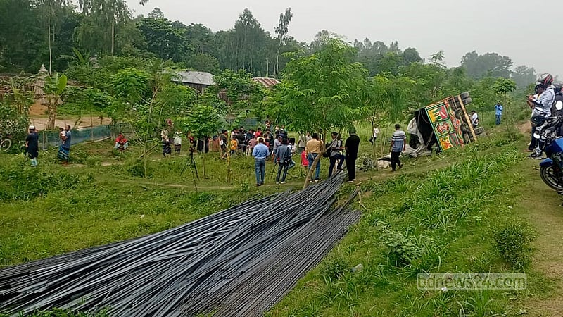 টাঙ্গাইলে নিহতরা পেশায় হকার, ঈদে বাড়ি ফিরতে উঠেছিলেন রডের ট্রাকে
