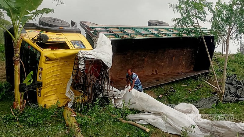 টাঙ্গাইলে রডবোঝাই ট্রাক উল্টে নিহত ১৫