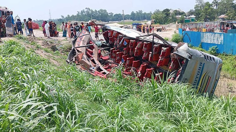 টাঙ্গাইলে বাস নিয়ন্ত্রণ হারিয়ে খাদে, আহত ১৫