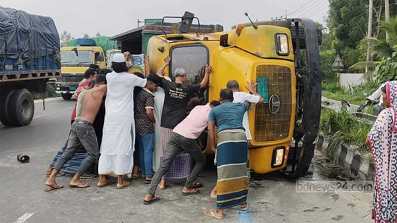 ঢাকা-টাঙ্গাইল মহাসড়কে ট্রাক উল্টে চালকের মৃত্যু
