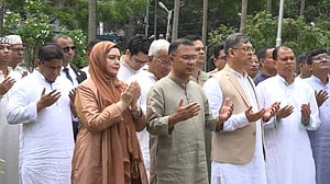 ঈদের দিন পিলখানায় নিহত সেনাদের কবর জিয়ারতে প্রধানমন্ত্রী