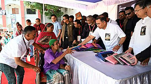 জিয়ার মৃত্যুবার্ষিকীতে দুঃস্থদের মধ্যে বস্ত্র ও শুকনো খাবার বিতরণ