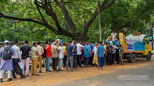 টিসিবির ‘ট্রাকসেলে’ ক্রেতাদের ভিড়