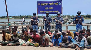 মিয়ানমারে পাচারকালে ২ হাজার ৪০০ বস্তা সিমেন্ট জব্দ, আটক ৩৩