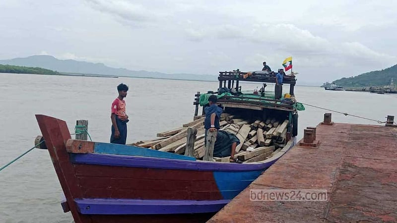 এক বছর পর মিয়ানমার থেকে কাঠবোঝাই ট্রলার এল টেকনাফে