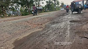 ঈদযাত্রা: খুলনা-সাতক্ষীরা মহাসড়কের ১৮ কিলোমিটারে ভোগান্তি