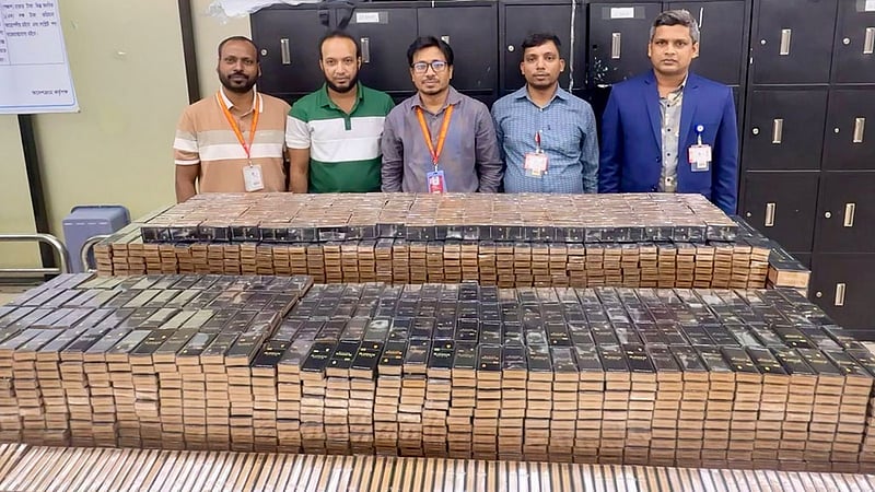 শাহজালাল-শাহ আমানতে সিগারেট, মোবাইল, বিদেশি মদ ও গয়না জব্দ