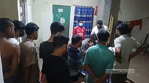 আশুলিয়ায় তালাবদ্ধ ঘরে স্বামী-স্ত্রী ও নবজাতকের লাশ, পুলিশ বলছে হত্যা