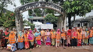 বাগেরহাটে বেতন বৃদ্ধির দাবিতে পরিচ্ছন্নতা কর্মীদের অবস্থান কর্মসূচি