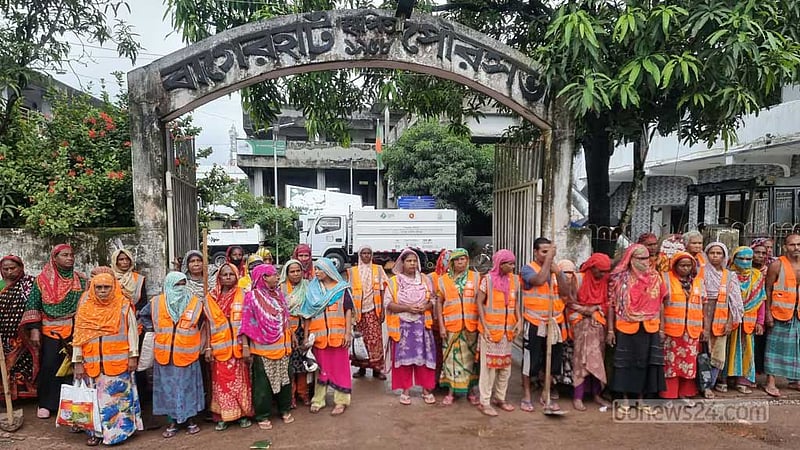 বাগেরহাটে বেতন বৃদ্ধির দাবিতে পরিচ্ছন্নতা কর্মীদের অবস্থান কর্মসূচি