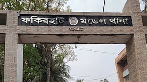 বাগেরহাটে ব্যবসায়ীর বাড়িতে ডাকাতির চেষ্টা, ককটেল বিস্ফোরণ, আহত ২