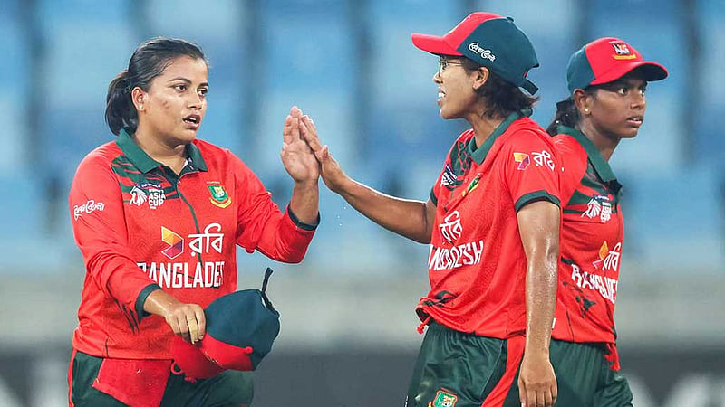 শাস্তি পেলেন নিগার-মারুফারা