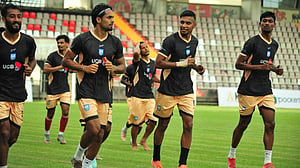 আসিয়ান কাপের দল থেকে ছয় জনকে বাদ দিলেন ডুলি