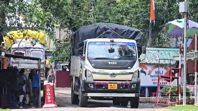 ভারতীয় ব্যবসায়ীদের ধর্মঘট প্রত্যাহার: হিলি দিয়ে পণ্য আমদানি-রপ্তানি শুরু