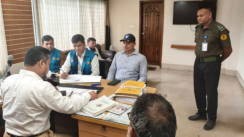 বিআরটিএতে ছদ্মবেশে দুদক: ১৫ হাজার টাকায় ড্রাইভিং লাইসেন্স দেওয়ার প্রস্তাব