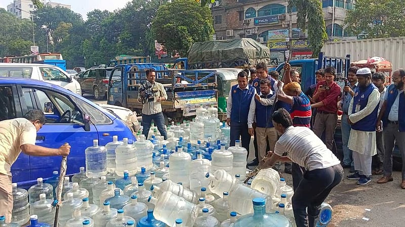 ২ প্রতিষ্ঠানের ৬০০ পানির জার ধ্বংস