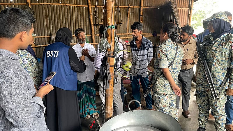 নোংরা পরিবেশে তৈরি মিষ্টি যেত নামী দোকানে, ৫০ হাজার টাকা জরিমানা