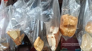 ময়দা-চিনির চাপে বাড়ছে রুটির দাম, বিপাকে কম আয়ের মানুষ