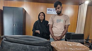কুমিল্লা থেকে গাঁজা সংগ্রহ করে যাচ্ছিলেন ঢাকায়, চাঁদপুরে মা-ছেলে আটক