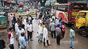 ভাড়া বাড়ানোর দাবিতে চট্টগ্রামে ৩ নম্বর রুটের হিউম্যান হলার বন্ধ, যাত্রীদের ভোগান্তি