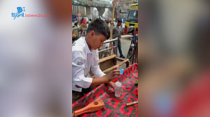 রাস্তায় শরবত বিক্রি করেই দিন কাটে শিশুর