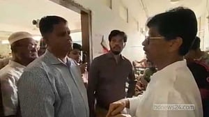 ‘স্যুইপার আর হারপিক নিয়ে আসেন, আমি ক্লিন করি’, কুমিল্লা হাসপাতালে কৃষিমন্ত্রী