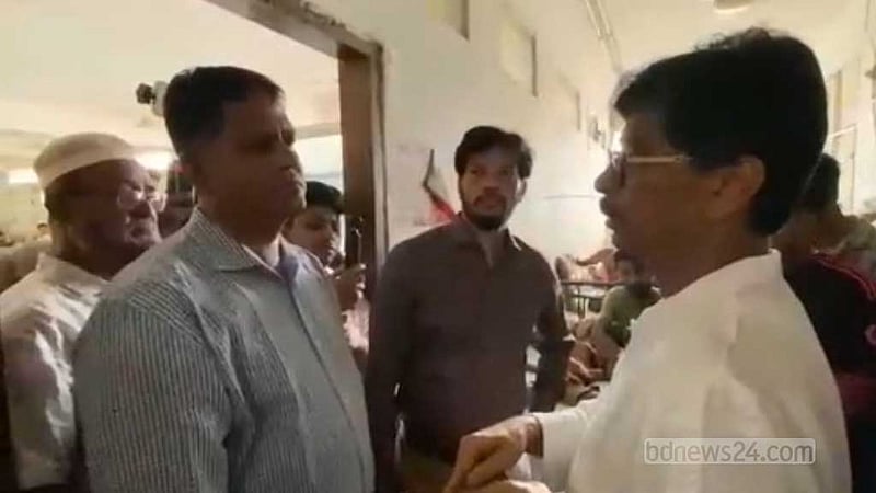 ‘স্যুইপার আর হারপিক নিয়ে আসেন, আমি ক্লিন করি’, কুমিল্লা হাসপাতালে কৃষিমন্ত্রী