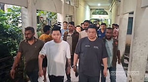 অনলাইন প্রতারণা: দুই হাজার আইফোনসহ কক্সবাজারে ৬ চীনা নাগরিক আটক