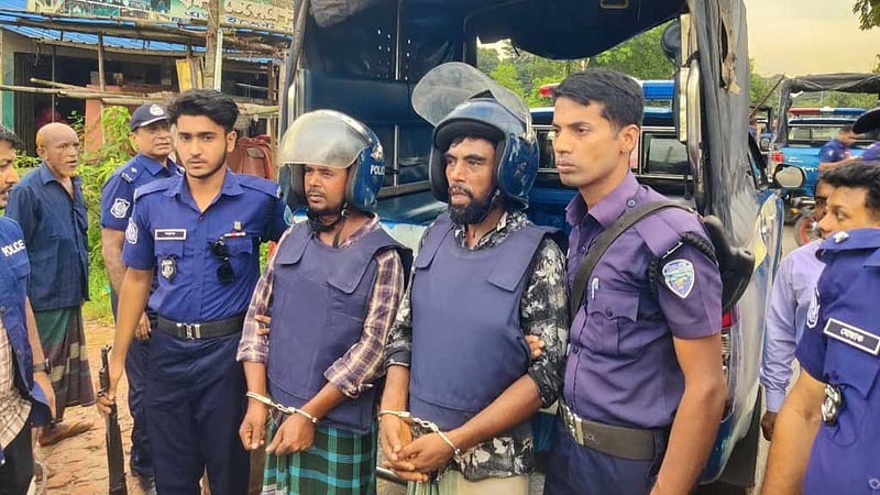অটোরিকশা মেরামতের আড়ালে ‘আগ্নেয়াস্ত্র’ তৈরি, গ্রেপ্তার ২