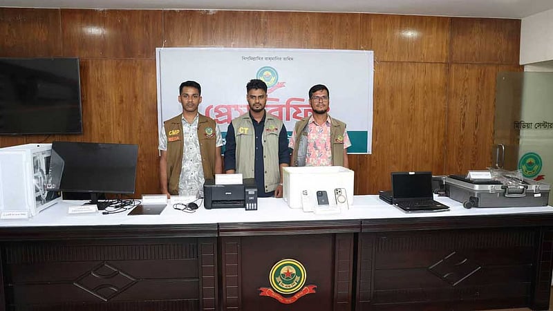 চট্টগ্রামে বিদেশি গ্রেপ্তার: ‘অনলাইন প্রতারণার’ ফাঁদ’ তৈরি করছিলেন তারা, বলছে পুলিশ