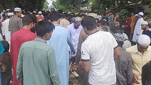 রেললাইনে যে শিশুকে বাঁচাতে গিয়ে প্রাণ গেল প্রৌঢ়ের, সেও বাঁচল না