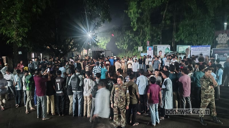 চবিতে ছাত্রদলের বিক্ষোভ, হলের সিট নিয়ে পাল্টাপাল্টি অভিযোগ