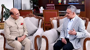 বাংলাদেশের সঙ্গে সম্পর্ক এগিয়ে নিতে ভারত আন্তরিক: সড়কমন্ত্রীকে দীনেশ ত্রিবেদী