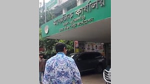উপস্থিতি দেখতে খিলগাঁও আঞ্চলিক কার্যালয়ে ডিএসসিসি প্রশাসক