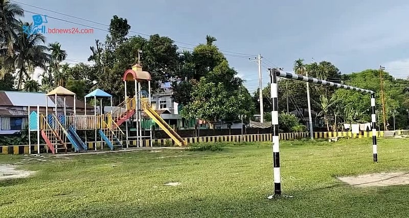 ডোমারে ফুটবল মাঠ থেকে 'মিনি শিশু পার্ক' সরানোর দাবি
