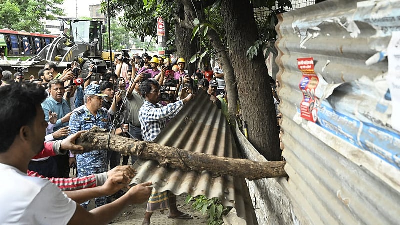 চানখারপুল-বকশীবাজার এলাকায় ফুটপাত দখলমুক্ত করতে ডিএসসিসির অভিযান