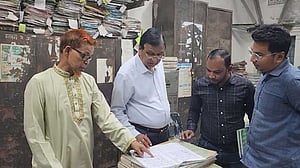 ডিএসসিসির আঞ্চলিক কার্যালয়ে প্রশাসকের ঝটিকা সফর, ২৫ শতাংশ কর্মী অনুপস্থিত