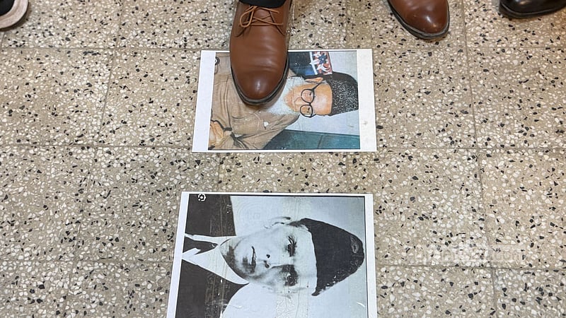ডাকসু সংগ্রহশালা: জিন্নাহ-আযমের ছবি পদদলন করে প্রতিবাদ