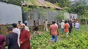 ফরিদপুরে মাদকবিরোধী বিক্ষোভ থেকে ‘কারবারির’ বাড়িতে হামলা-ভাঙচুর