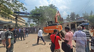 ফরিদপুরে ভেঙে দেওয়া হলো দুই শতাধিক অবৈধ স্থাপনা