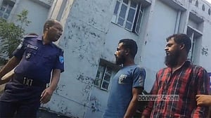 গোপালগঞ্জে সিঁধ কেটে ঘরে ঢুকে গৃহবধূকে ‘দলবেঁধে ধর্ষণ’, গ্রেপ্তার ২