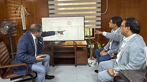 স্বাস্থ্যকর্মীদের ডিজিটাল উপস্থিতি দেখলেন মন্ত্রী, অনুপস্থিতদের কারণ দর্শানোর নির্দেশ