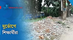 কাউনিয়ায় স্কুলের সামনে আবর্জনার স্তূপ