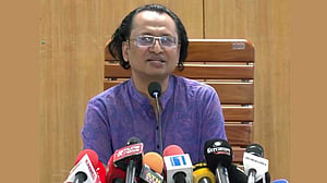 আওয়ামী লীগকে রাজনৈতিক দল মনে করি না, তারা ‘মাফিয়া গ্যাং’: তথ্য উপদেষ্টা