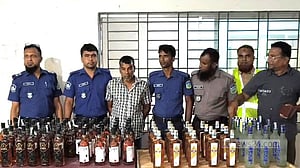 জামালপুরে কচুরিপানার নিচে ছিল ৮৮ বোতল মদ, আটক ১