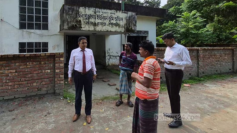 বিভাগীয় কমিশনার গিয়ে দেখেন ভূমি কার্যালয় তালাবদ্ধ, কর্মকর্তা বরখাস্ত