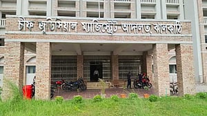 চেক জালিয়াতির মামলায় ঝালকাঠির সাবেক পিআইওর কারাদণ্ড