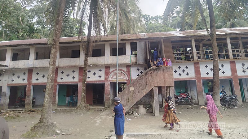 ৭৯ বছরের পুরোনো মাদ্রাসা ভবনে পাঠদান, আতঙ্কে শিক্ষার্থীরা