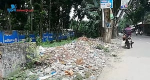 স্কুল ঘেঁষে ময়লার স্তূপ, দুর্গন্ধে দুর্ভোগ